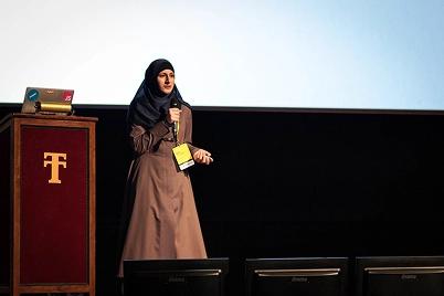 Photo d'une conférence de Sara Soueidan.