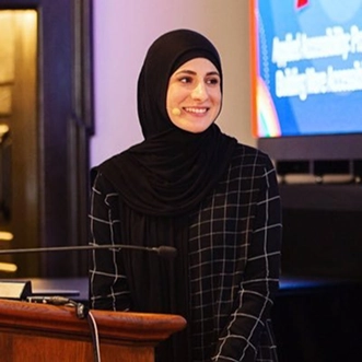 Photo d'une conférence de Sara Soueidan.