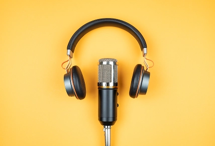 Photo d'un casque audio sur un fond jaune.