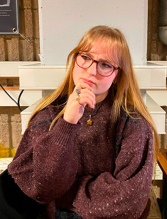 Photo d'Alyssa en pleine réflexion
